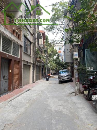 Nhà 5 tầng dân xây chắc chắn, thiết kế hiện đại đủ công năng có ban công thoáng mát