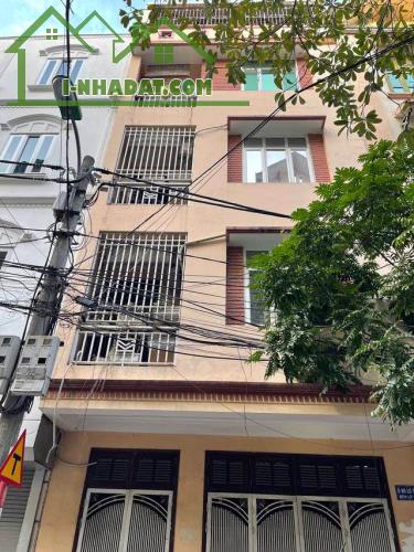 Nhà 5 tầng dân xây chắc chắn, thiết kế hiện đại đủ công năng có ban công thoáng mát - 1