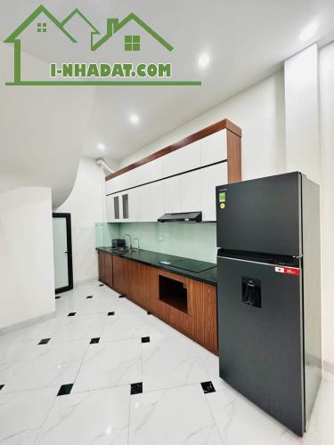 Nhà 5 tầng dân xây chắc chắn, thiết kế hiện đại đủ công năng có ban công thoáng mát - 3