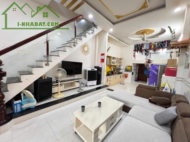 🏠 QUẬN 9- NHÀ CỰC ĐẸP- GIẢM SỐC🌻CẦN BÁN GẤP- DT: 70m2-💰GIẢM CÒN 4,7 TỶ.