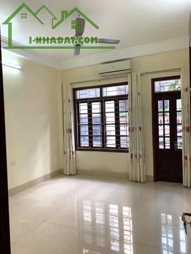 Cho thuê nhà ngõ ô tô Mạc Thái Tổ - Cầu Giấy 50m x 5T giá 25 triệu, vỉa hè, ô tô, nhà đẹp - 3