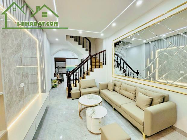 Bán gấp nhà mới Đường Láng 5 tầng 33m2 cách 40m ra đường ôtô tránh, ngõ thông ở + cho thuê