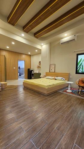 home stay  Q4 
Ngang 8 dài 18m
có 6 tỷ - 1