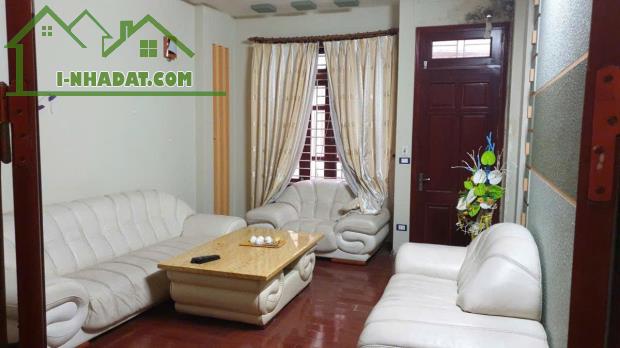 Phân lô Hoàng Cầu, Ô tô, ngõ thông, kinh doanh, 41m 5 tầng 4m mặt, Giá 11.9 tỷ. 0796193699 - 4