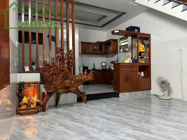 Kẹt tiền bán gấp nhà phạm đình toái Q3 55m2 ,2 lầu 1 trệt , 2tỷ 3 - 2