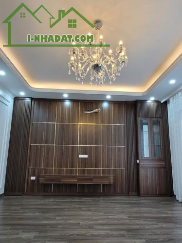 Hiếm! 11.3 tỷ - Xuân La, Tây Hồ - cực gần phố - Thang máy - 2