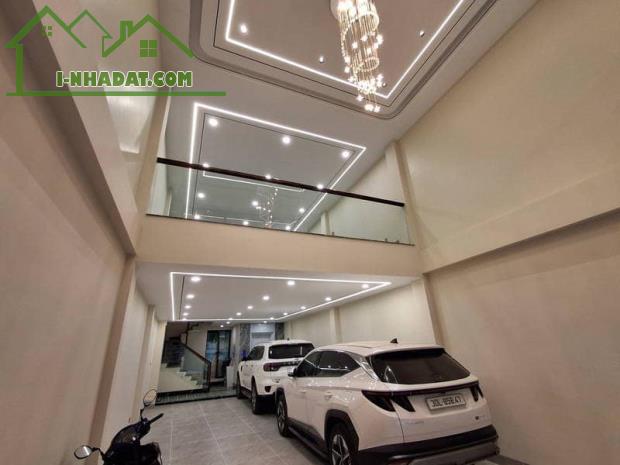 **Bán Nhà Phố Nguyễn Văn Cừ - 100m², 8 Tầng, Full Nội Thất, Thang Máy Nhập Khẩu** - 1