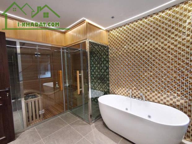 **Bán Nhà Phố Nguyễn Văn Cừ - 100m², 8 Tầng, Full Nội Thất, Thang Máy Nhập Khẩu**