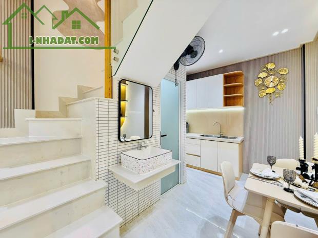 Chú Ba cần bán gấp nhà 31m2 Nguyễn Xí giá chỉ 1.89 tỷ HXH, SHR - 2