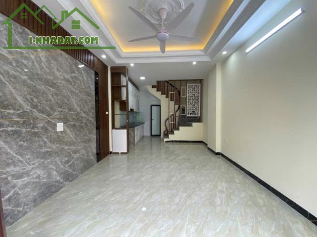 BÁN NHÀ THẠCH BÀN - Ô TÔ ĐỖ CỬA - 35M2 GIÁ HƠN 5 TỶ