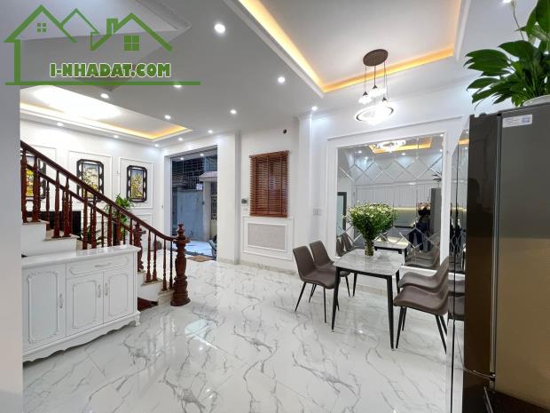 Bán nhà Giang Biên 40m2 5 tỷ ở ngay ô tô đỗ cửa