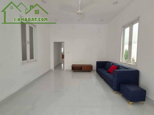 BIỆT THỰ SÂN VƯỜN HÓC MÔN CHỦ NGỘP QUÁ NGỘP NHÀ CẤP 4 MỚI TINH, HẺM XE TẢI, NGANG KHỦNG - 1