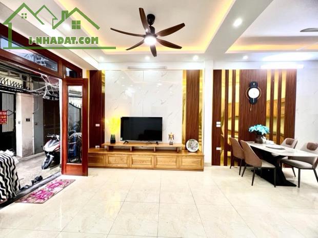Bán nhà khu vực Đống Đa- nhà mới - ngõ ô tô tránh