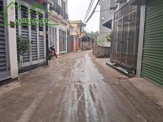 BÁN NHÀ CẤP 4 – PHỐ THẠCH BÀN – Ô TÔ ĐỖ CỬA – VÀI BƯỚC RA MẶT PHỐ - 44M2 HƠN 6 TỶ - 2