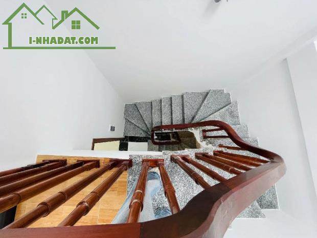Bán nhà cự khối, 30m2, 5 tầng, Mt 3.5, gần ô tô, nhà mới ở sướng, nhỉnh 4.7 tỷ. +) nhà thu - 3