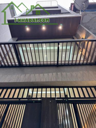 Bán nhà Hồng Tiến - Nguyễn Văn Cừ. Ba bước ra Phố. Gần BV Tâm Anh. 59m x 6T. Lh 0965858116
