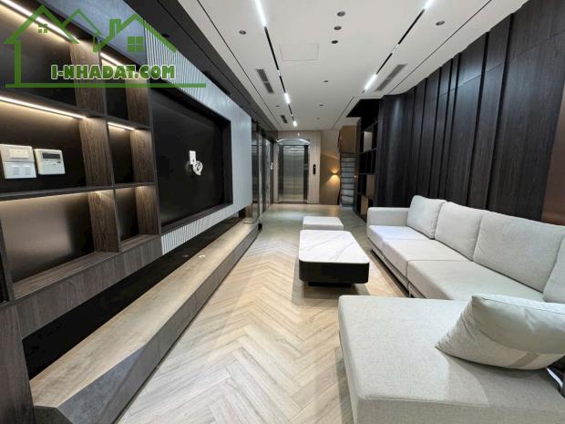 Bán nhà Hồng Tiến - Nguyễn Văn Cừ. Ba bước ra Phố. Gần BV Tâm Anh. 59m x 6T. Lh 0965858116 - 3