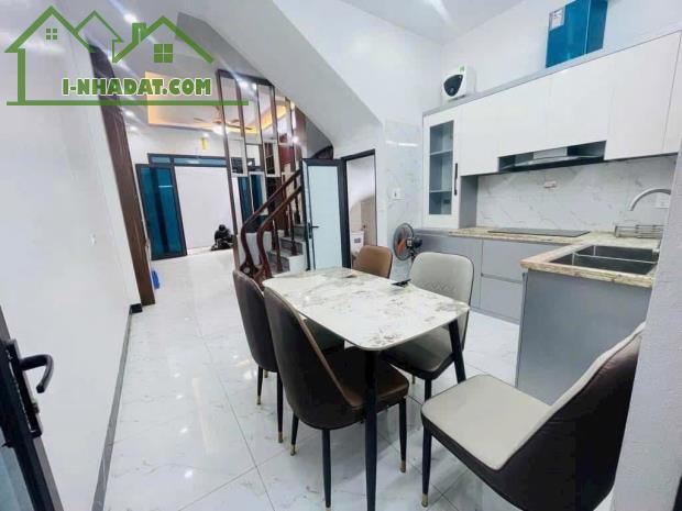 Bán nhà Giáp Bát, Hoàng Mai nhà tập thể vị trí cực đẹp 90m, tầng 4 view siêu thông thoáng