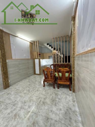 Lạc Long Quân, 32m2, 3 Tầng mới đẹp, 30m ra mặt tiền, Chỉ 3,8 TỶ