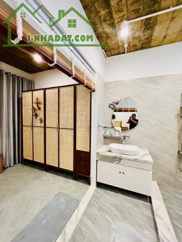 SIÊU HIẾM - TÒA NHÀ VĂN PHÒNG - CHDV 5 TẦNG - 8Mx18M - 3 MẶT TIỀN KINH DOANH - ĐƯỜNG NHỰA - 1