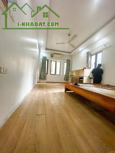 Cho thuê nhà nguyên căn ngõ Giáp Bát, Hoàng Mai 5 tầng, 40m2, 3 ngủ khép kín, 11 Triệu