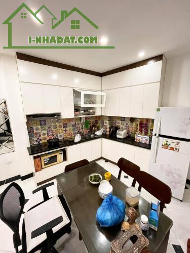 Ở NGAY! Bán Nhà Đẹp 3 Tầng Xe Hơi Thông Nguyễn Tri Phương, 40m2, 5.5 Tỷ TL - 1