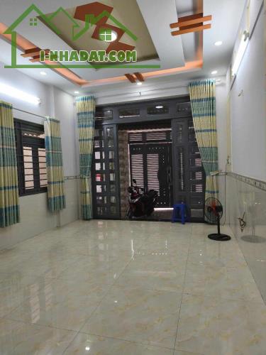 BÁN NHÀ  MẶT TIỀN NHỰA ĐÔNG THẠNH GẦN 70M2 - HÓC MÔN GIÁP QUẬN 12.  💥ngang 5m, 3 lầu, xe - 1