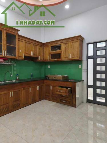 BÁN NHÀ  MẶT TIỀN NHỰA ĐÔNG THẠNH GẦN 70M2 - HÓC MÔN GIÁP QUẬN 12.  💥ngang 5m, 3 lầu, xe - 2