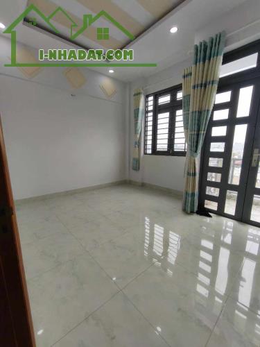 BÁN NHÀ  MẶT TIỀN NHỰA ĐÔNG THẠNH GẦN 70M2 - HÓC MÔN GIÁP QUẬN 12.  💥ngang 5m, 3 lầu, xe - 3