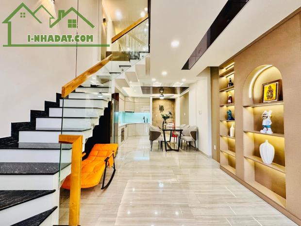 Định cư bán nhà hẻm 6m cho thuê 15 triệu. Giá 3,35 tỷ DT 61,6m2. Cao Đạt, Phường 1, Quận 5 - 2