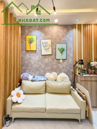 NHÀ ĐẸP FULL NỘI THẤT - GẦN CHỢ BÀ CHIỂU - HẺM XE HƠI KIA - SÁT MẶT TIỀN- 20m VUÔNG A4- 2