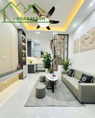 Nhà Đẹp Ở Luôn Ngõ Văn Hương, Đống Đa 21m, 5 tầng, mt 3.5m, giá 4.95 tỷ.