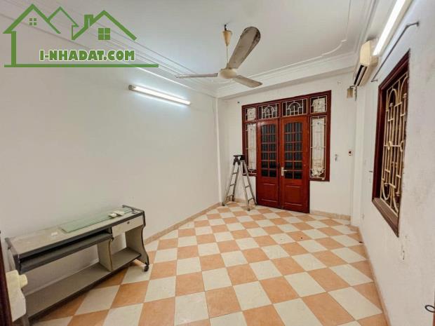 Siêu phẩm lô góc ngõ thông phố Nguyễn Ngọc Vũ quận Cầu Giấy 40m 7.5 tỷ nhà đẹp ở ngay - 3