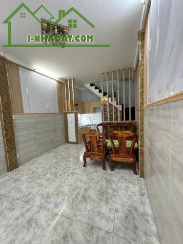 Lạc Long Quân, 32m2, 3 tầng mới đẹp, 30m ra mặt tiền, Chỉ 3,8 tỷ