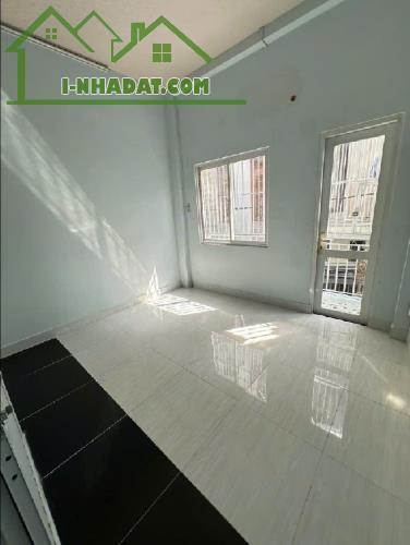 Lạc Long Quân, 32m2, 3 tầng mới đẹp, 30m ra mặt tiền, Chỉ 3,8 tỷ - 3