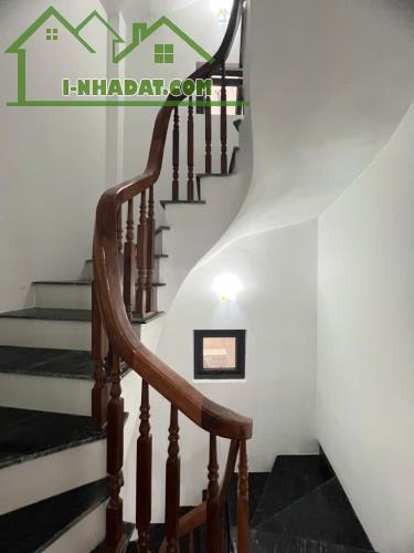 NGỌCTHỤY- NHỈNH 5 tỷ - 40m, 5 tầng, 10m ra ô tô- gần Mipec, ngõ thông ra Hồng Tiến