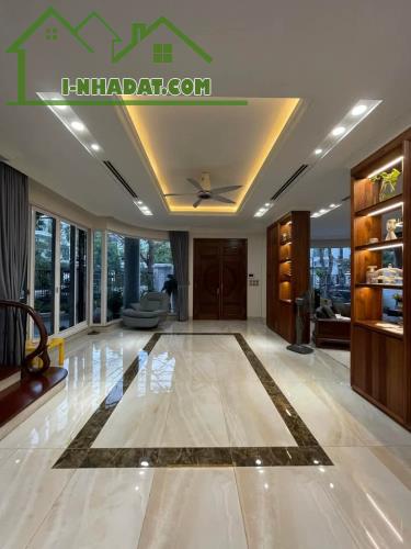 Cần bán gấp biệt tự tại Khu Đô Thị Định Công 360m2, 4 tầng, MT 20m, giá 90 tỷ. 0971813682.