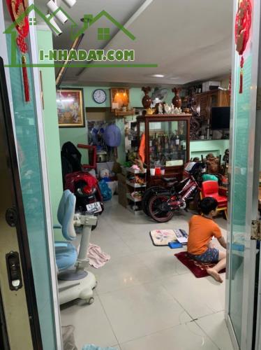 ♥ Nhà Kiệt Hoàng Diệu gần Nguyễn Văn Linh, 32m2, 2 tầng cứng sạch, sân rộng, 2.15 tỷ - 2