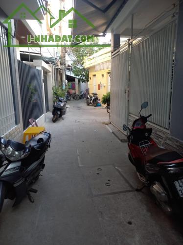 ♥ Nhà Kiệt Hoàng Diệu gần Nguyễn Văn Linh, 32m2, 2 tầng cứng sạch, sân rộng, 2.15 tỷ