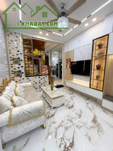 Nhà đẹp sang trọng 4 tầng Trần Nguyên Hãn P13Q8 (Full nội thất)