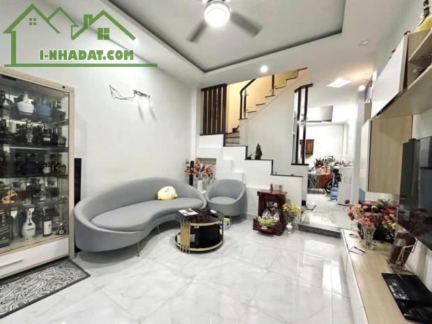 --Bán nhà đường Văn Chung, phường 13, Tân Bình; (6*15) - gần mặt tiền