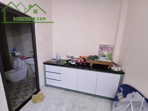 Gấp bán nhà Quốc lộ 13, Thủ Đức, dt 208m2, ngang 6m giá 18 tỷ, Mặt tiền đa kinh doanh. - 2