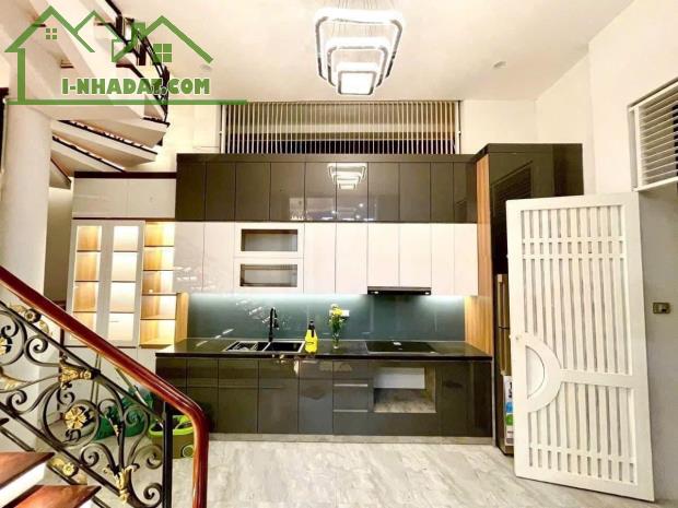 BÁN NHÀ NGỌC LÂM 50M2* 6 TẦNG* 6.5 TỶ, THANG MÁY