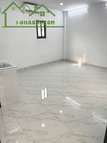 Phòng trống mới rộng 30m2 cửa sổ trời Út Tịch Tân Bình chỉ 4 triệu 200k - 1