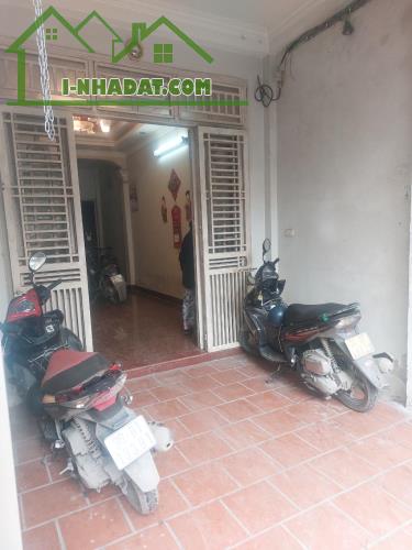 Ngõ 274 Nam Dư 49m2 5 tầng 6 phòng , 15m Oto tránh .Giá 5,75 tỷ - 2