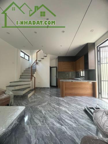 Bán gấp nhà Việt Hưng Long Biên 40m 5T MT5.3m hơn 7 tỷ gần ô tô lô góc thoáng sáng - 1