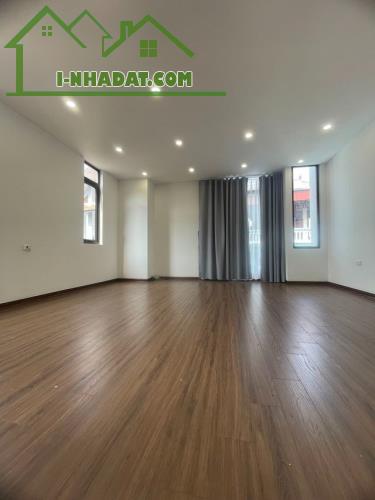 Bán gấp nhà Việt Hưng Long Biên 40m 5T MT5.3m hơn 7 tỷ gần ô tô lô góc thoáng sáng - 3