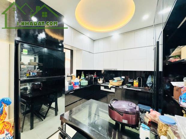 Bán nhà trung tâm quận Long Biên Nguyễn Văn Cừ 47m 5T MT7m chỉ nhỉnh 9 tỷ gần mặt phố - 1