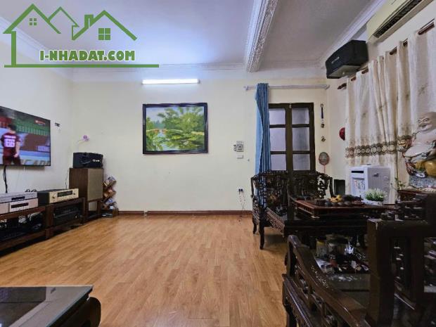 cho thuê nhà Đức Giang. 70m2 * 3 tầng. vỉa hè kinh doanh, Gara ô tô