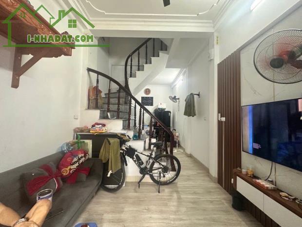 NGUYỄN VĂN CỪ  NHÀ DÂN XÂY -3 NGỦ -GẦN Ô TÔ -GẦN MẶT PHỐ NGUYỄN VĂN CỪ